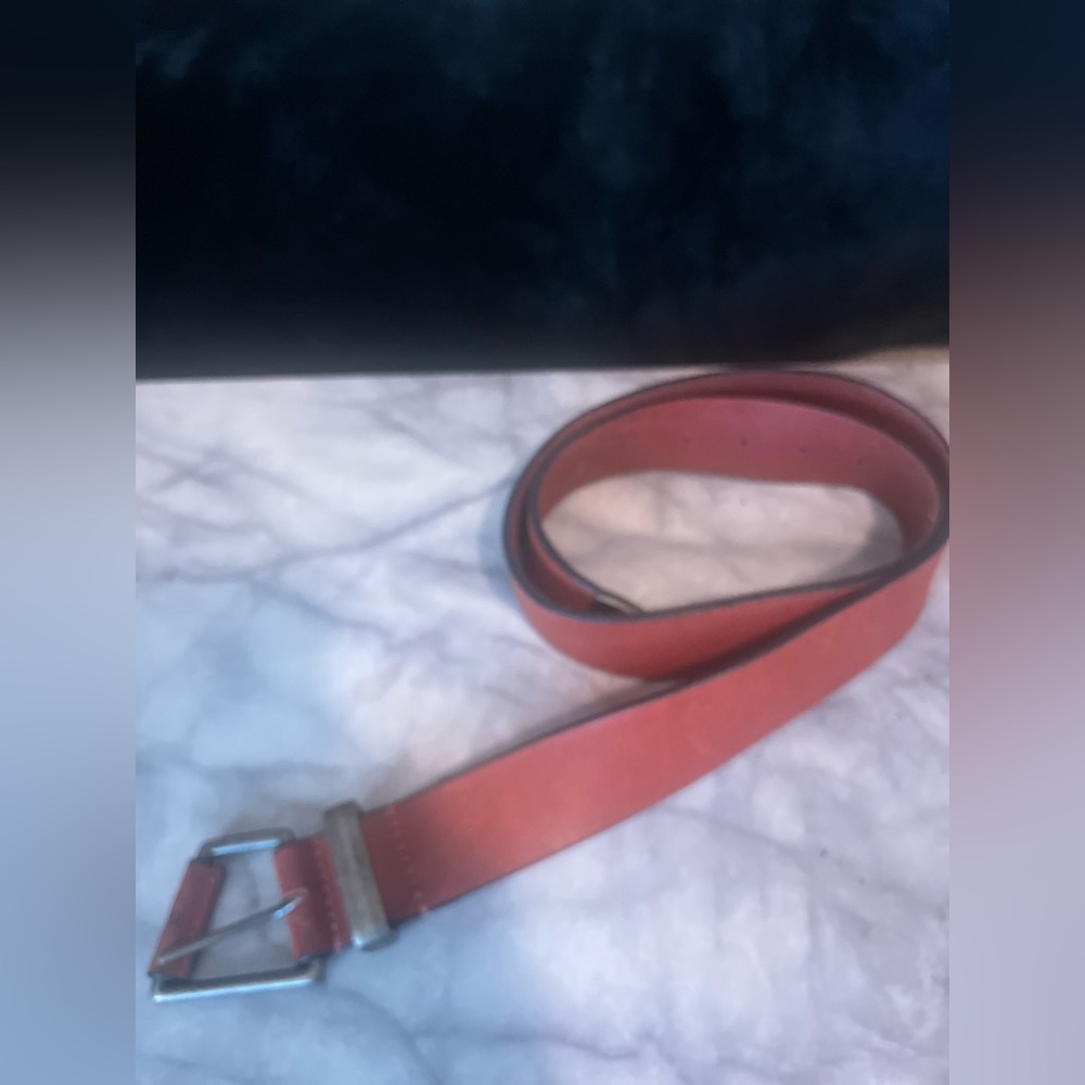 Women’s Reddish-Brown Leather Belt
Size S-M
NWOT